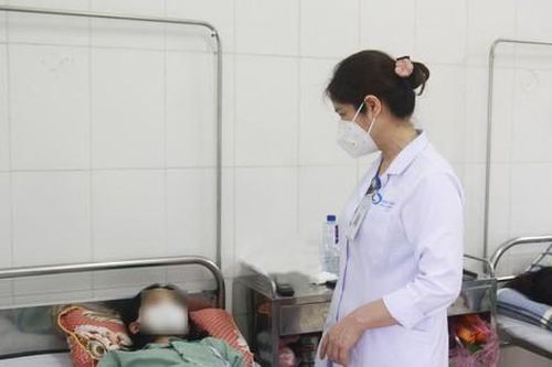 Bé gái 13 tuổi bị u nang buồng trứng