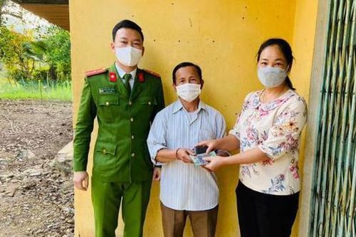 Người cha nghèo xúc động nhận lại tiền bị đánh rơi