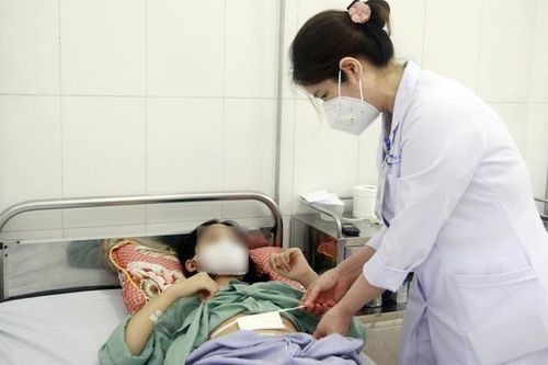 Bé gái 13 tuổi mang khối u buồng trứng khổng lồ