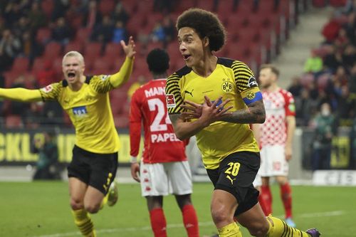 Dortmund thu hẹp khoảng cách với Bayern sau trận thắng nhọc
