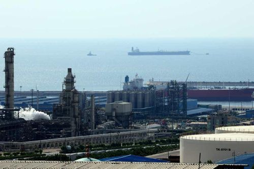 Tàu của UAE chìm ngoài khơi Iran, 30 thủy thủ nhảy khỏi tàu