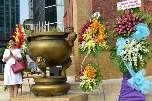 Đặt lại lư hương trước tượng đài Trần Hưng Đạo, người dân phản ứng tích cực và nêu 2 kiến nghị đáng chú ý