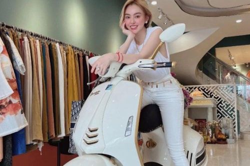 Trang Nemo 'vượt mặt' Đoàn Di Băng tậu xe Vespa đắt nhất thế giới, livestream 'đập hộp' cực hoành tráng