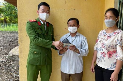 Công an xã trả lại tiền đánh rơi cho người dân