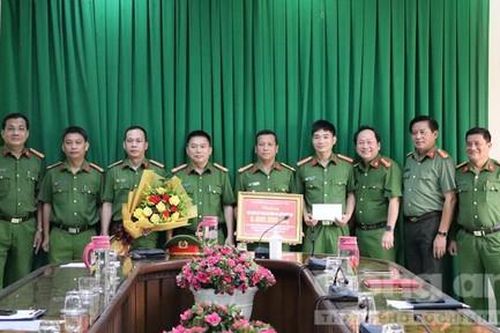 Khen thưởng vụ bắt nhóm thiếu niên gây ra 12 vụ trộm xe máy liên tỉnh