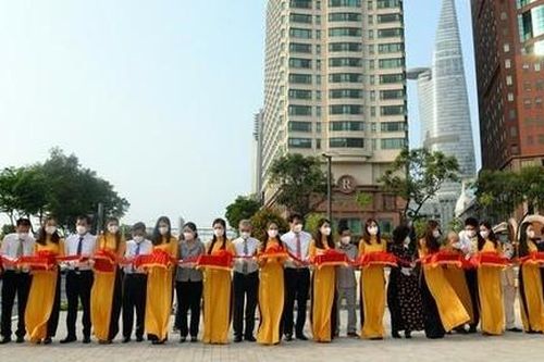 TPHCM: An vị lư hương dưới chân tượng Đức Thánh Trần Hưng Đạo