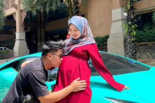 Mua hẳn xe sang Lamborghini tặng chồng để thưởng công chăm vợ đẻ