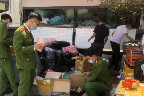 Bắt giữ xe tải vận chuyển nhiều hàng cấm trên đường tránh Huế