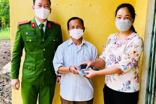 Cha nghèo bật khóc khi nhận lại hơn 12 triệu gửi cho con học đại học bị rơi
