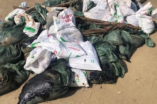 Dầu vón cục dạt vào bờ biển Nha Trang có thể là do tàu hàng xả trộm dầu cặn ra ngoài