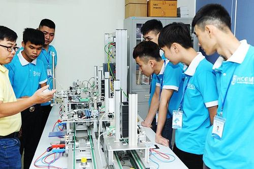 Phát triển lực lượng lao động trẻ chuyên nghiệp