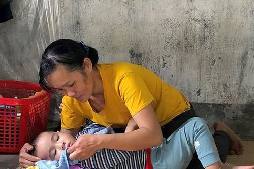 Kiệt quệ vì chồng con lâm bệnh nặng