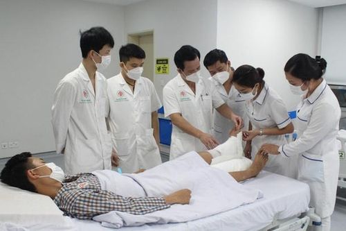 Người đàn ông 34 tuổi bị đứt rời cẳng chân do máy cắt cỏ