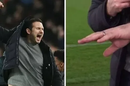 HLV Lampard bị gãy ngón tay vì ăn mừng bàn thắng