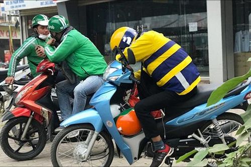 Tài xế xe công nghệ 'tiến thoái lưỡng nan' khi giá xăng ngất ngưởng