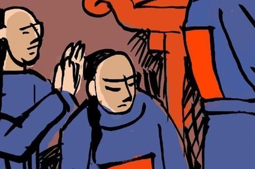Chiếc hòm gỗ nổi trên mặt nước