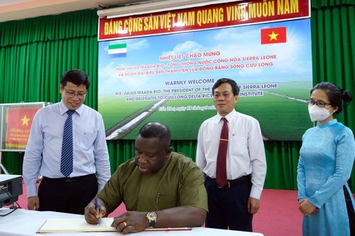 Tổng thống Cộng hòa Sierra Leone thăm Viện lúa Đồng bằng sông Cửu Long