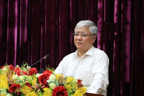 Đồng chí Đỗ Văn Chiến làm việc tại Vĩnh Long