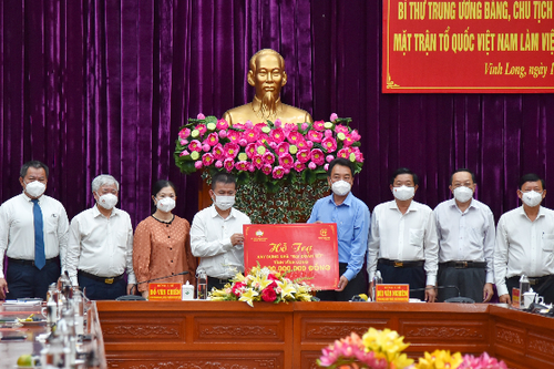 Chủ tịch Ủy ban Trung ương MTTQ Việt Nam làm việc và trao nhà đại đoàn kết tại Vĩnh Long