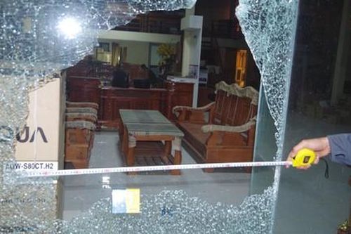 Tập trung truy bắt 2 đối tượng bịt mặt nổ súng bắn vào nhà dân