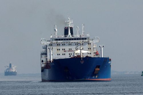 Nhiều tàu chở dầu vội vàng đến Mỹ trước lệnh cấm