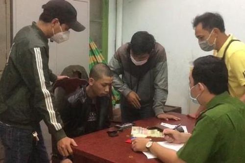 Đôi nam nữ 'dàn cảnh' trộm tài sản người phụ nữ đang mua trái cây giữa ban ngày