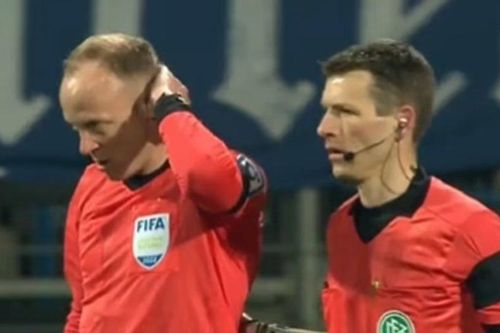 Trận đấu tại Bundesliga dừng ở phút 70 vì trọng tài bị ném vào đầu