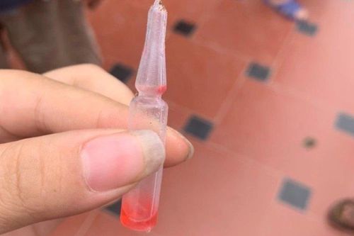 Bé trai uống nhầm thuốc diệt chuột khi đang điều trị Covid-19 tại nhà
