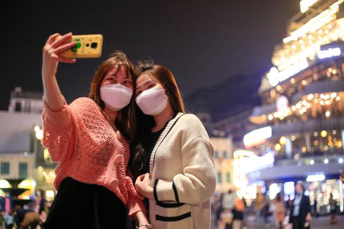 Giới trẻ Hà Nội háo hức check-in phố đi bộ ngày mở cửa trở lại