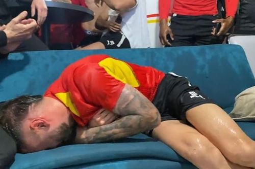Cầu thủ khóc khi lần đầu lên tuyển Pháp