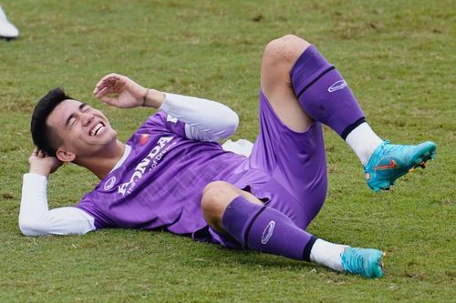 Tiến Linh pha trò trong buổi tập của tuyển Việt Nam