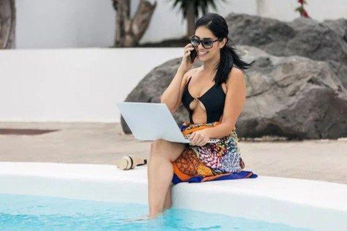Dân văn phòng đi chơi để làm việc