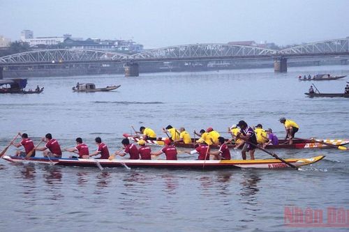 Sôi động Giải đua ghe truyền thống thành phố Huế lần thứ nhất