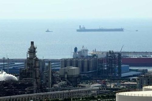 Giải cứu thủy thủ trên tàu của UAE bị chìm