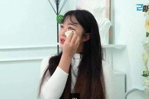 Thần tượng Hàn bật khóc khi từng bị quấy rối nhưng vẫn phải im lặng, diễn 500 show nhưng cát-xê 0 đồng