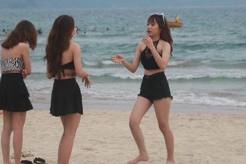 Biển Đà Nẵng đông nghịt người ngày cuối tuần