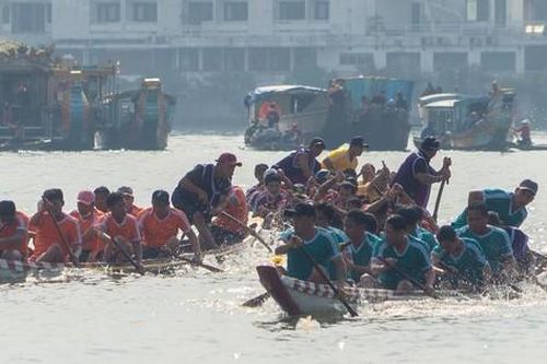 Sông Hương 'vỡ òa' trong lần đua ghe truyền thống đầu tiên toàn TP Huế