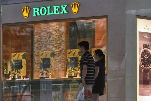 Thụy Sĩ cấm xuất hàng xa xỉ tới Nga, Italy thu tài sản doanh nhân Nga