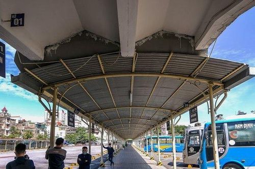 Nghịch lý: Giá xăng nhảy múa, xe khách vẫn ngại tăng giá