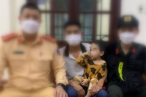 Mâu thuẫn với vợ, chồng đưa con nhỏ lên cầu dọa ném xuống biển