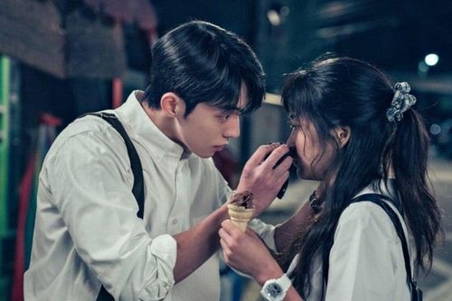 Tuổi 25, Tuổi 21 bị 'ném đá' vì lãng mạn hóa chuyện yêu trẻ vị thành niên: 19 tuổi vẫn còn nhỏ?