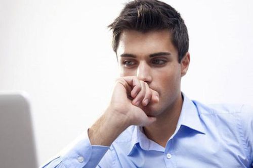Lo lắng vì đã giúp cô bạn học cũ sinh con