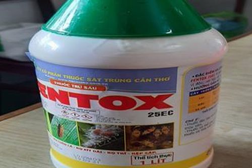 Người cha nông cạn pha thuốc sâu với nước ngọt cho con uống