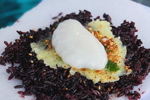 Xôi nếp than nước cốt dừa: Món ăn vặt ngọt ngào, thơm dẻo mà giá rất bình dân