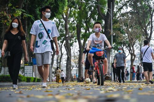 Phố đi bộ bên hồ Gươm đông đúc chiều cuối tuần