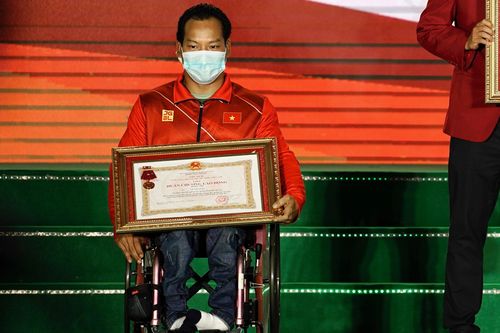 VĐV Lê Văn Công: 'Tôi phải xịt thuốc tê để quên đau'