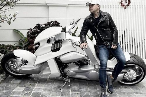 Tuấn Hưng 'cưỡi khủng long' V-Rex Travertson tiền tỷ ở Hà Nội