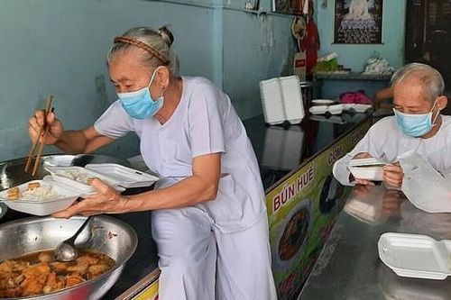 Những cặp vợ chồng hòa hạnh phúc cá nhân với niềm vui cộng đồng