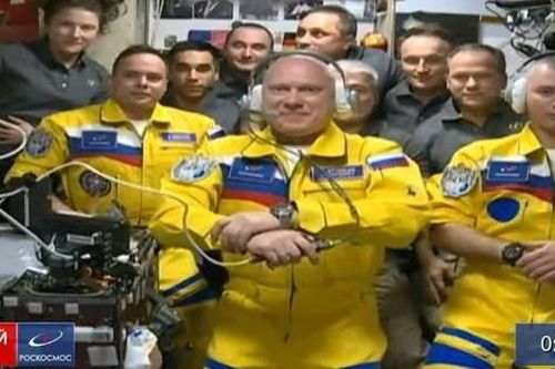 Phi hành gia Nga giải thích về bộ đồng phục có màu giống quốc kỳ Ukraine