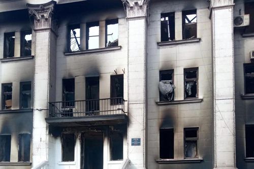 Hình ảnh nhà hát thành phố phía nam Ukraine tan hoang vì không kích